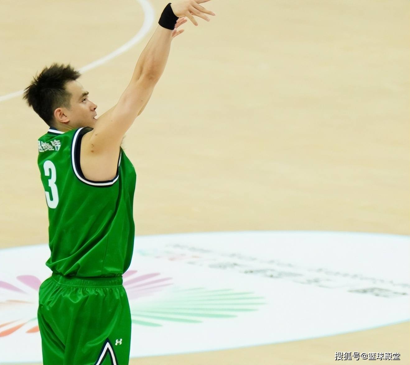 上海队力克76人，赵继伟统治全场