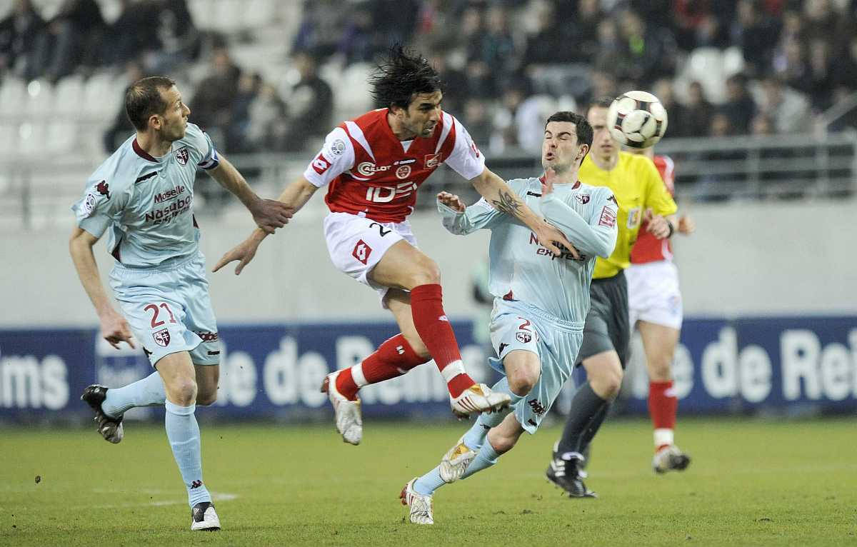 亚眠队士气低迷全队陷入低谷的简单介绍