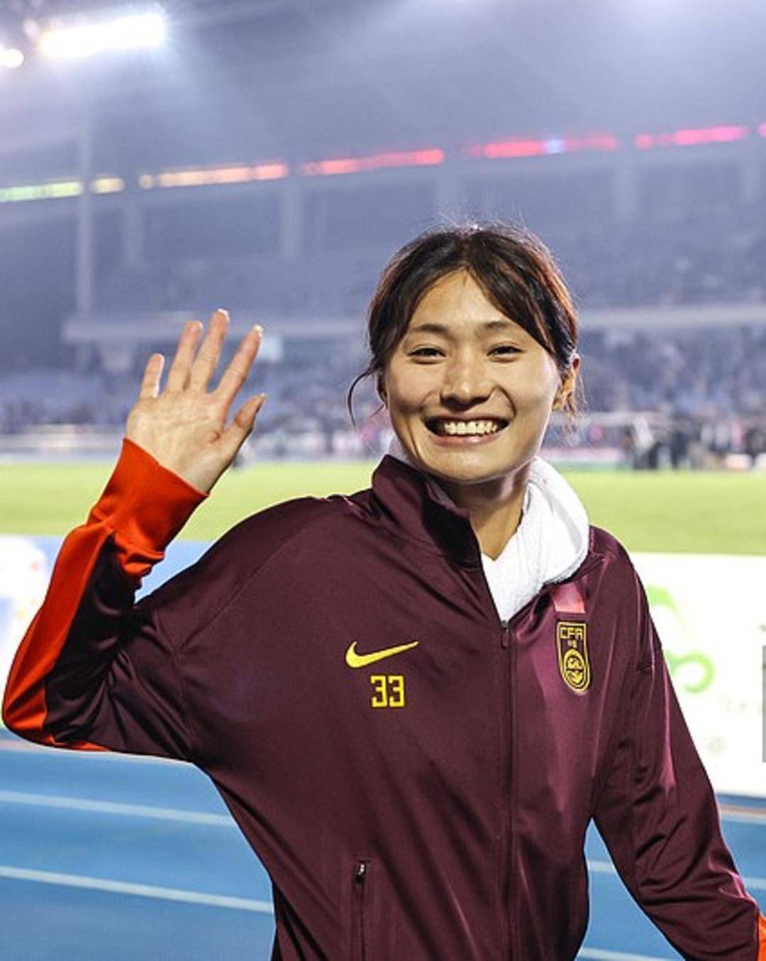 国际女足比赛中，各队球员凭借实力争分夺秒