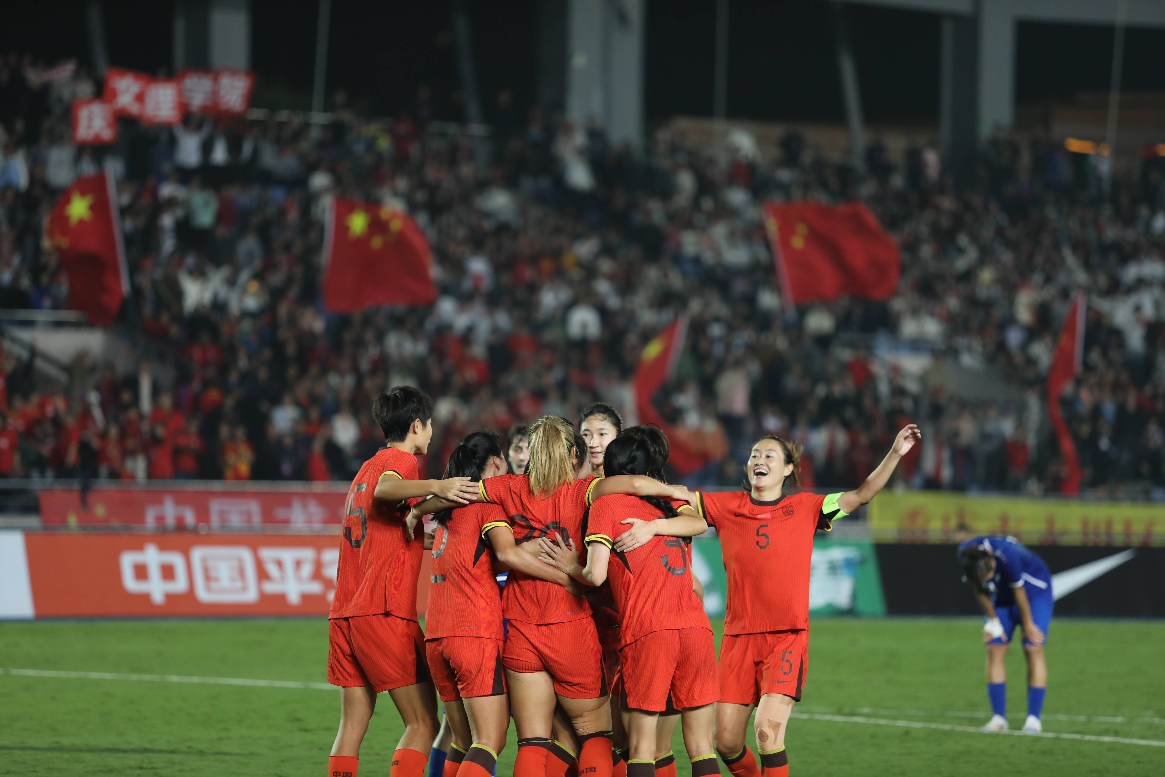 国际女足比赛中，各队球员凭借实力争分夺秒