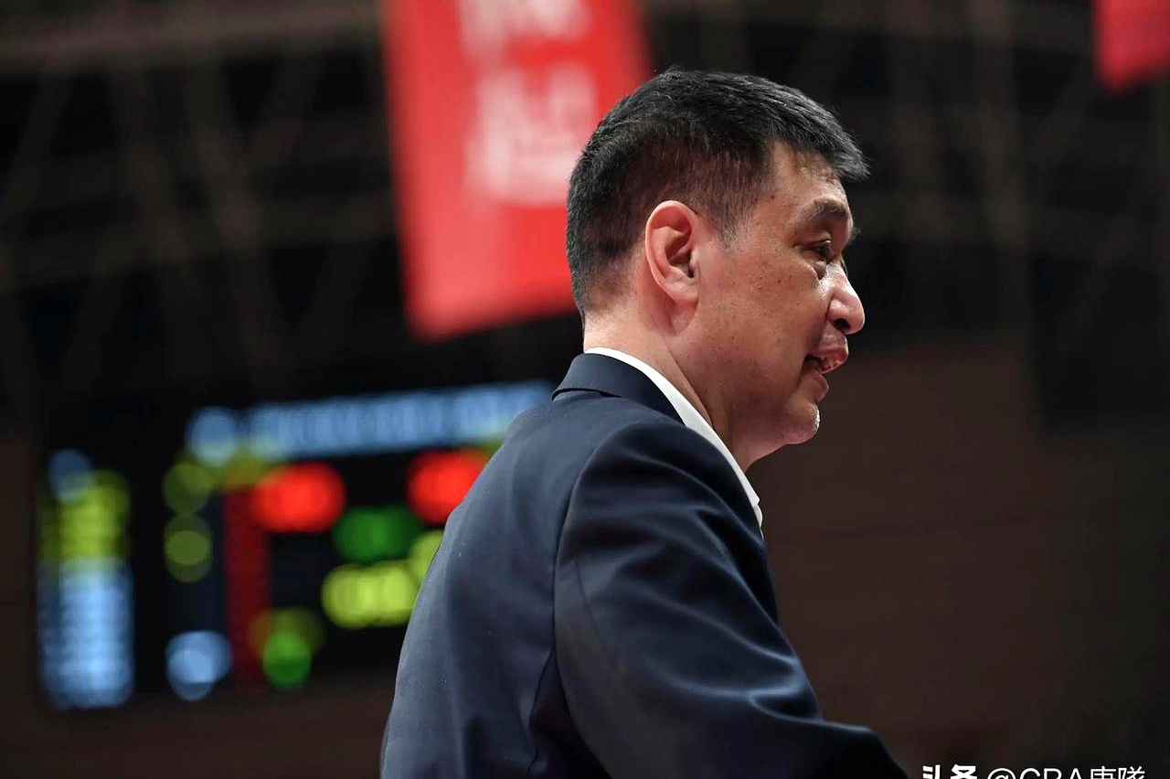 球队内部矛盾激化,教练面临考验 球队内部矛盾激化,教练面临考验