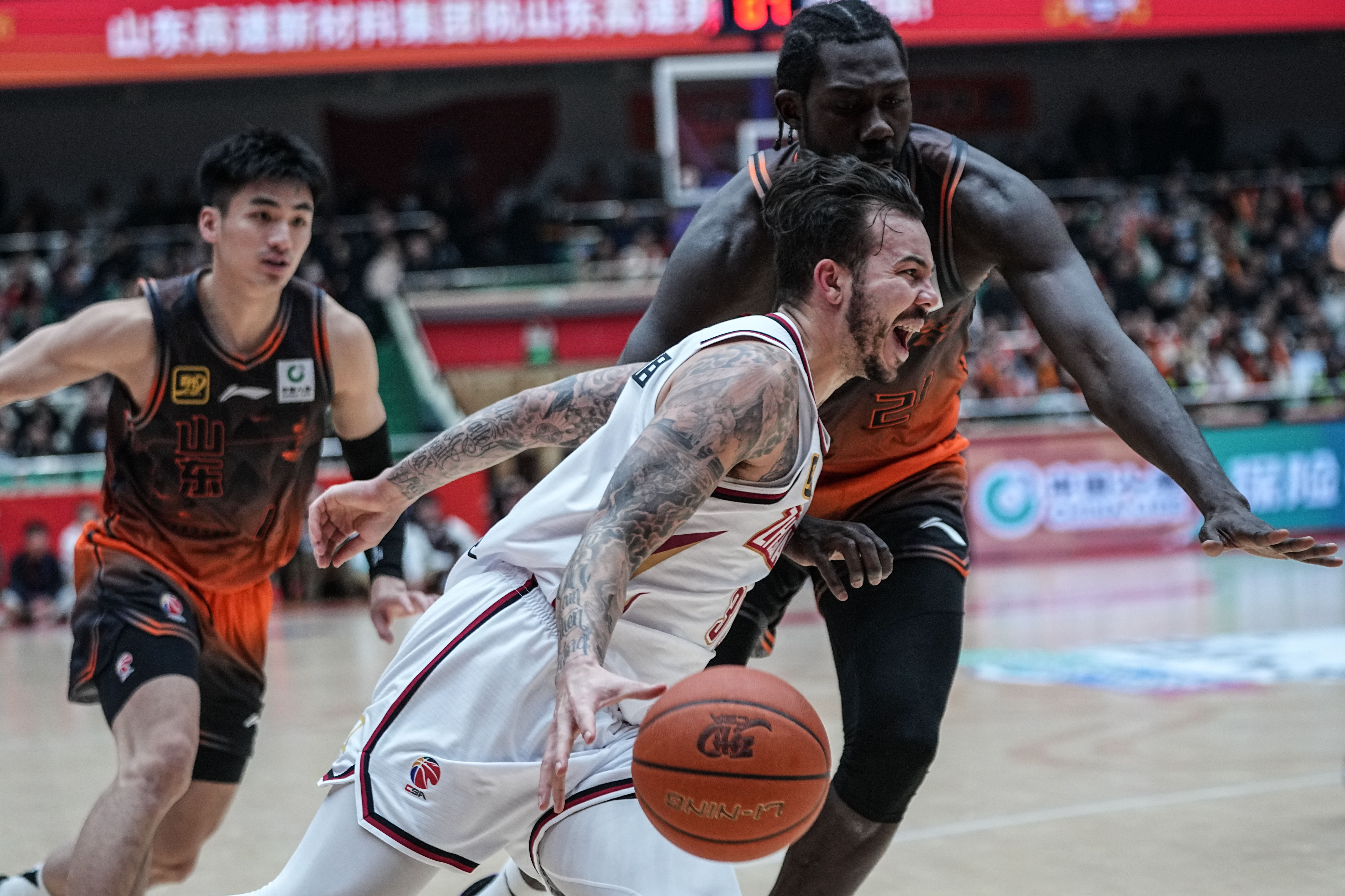 球队内部矛盾激化,教练面临考验 球队内部矛盾激化,教练面临考验