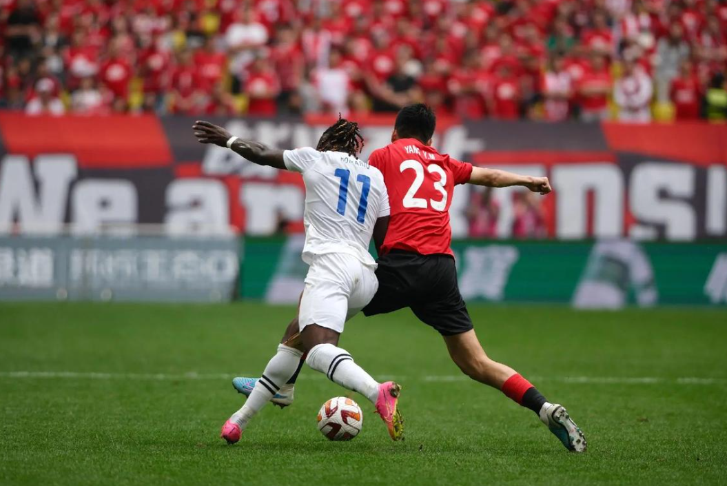 精彩足球赛事中赛场的激烈对抗