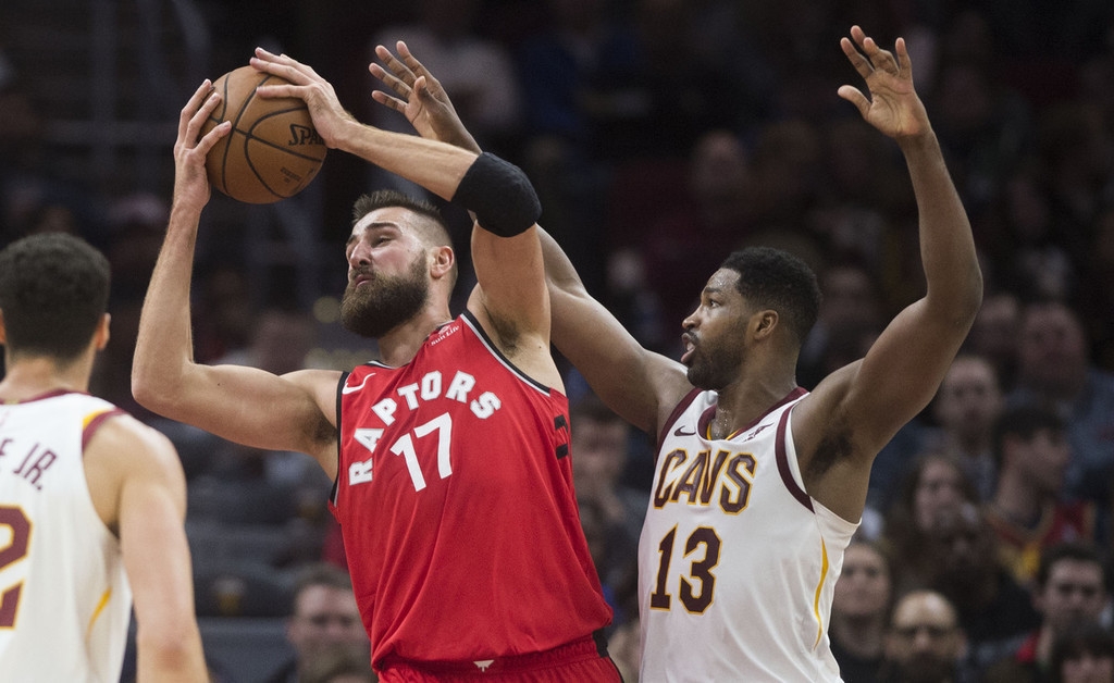 猛龙主场告捷，全队努力取得胜利保持领跑