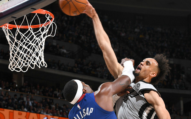 猛龙主场告捷，全队努力取得胜利保持领跑