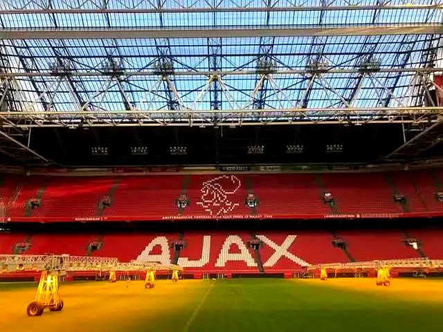 足球赛季中顶尖球队表现出色 足球赛季中顶尖球队表现出色