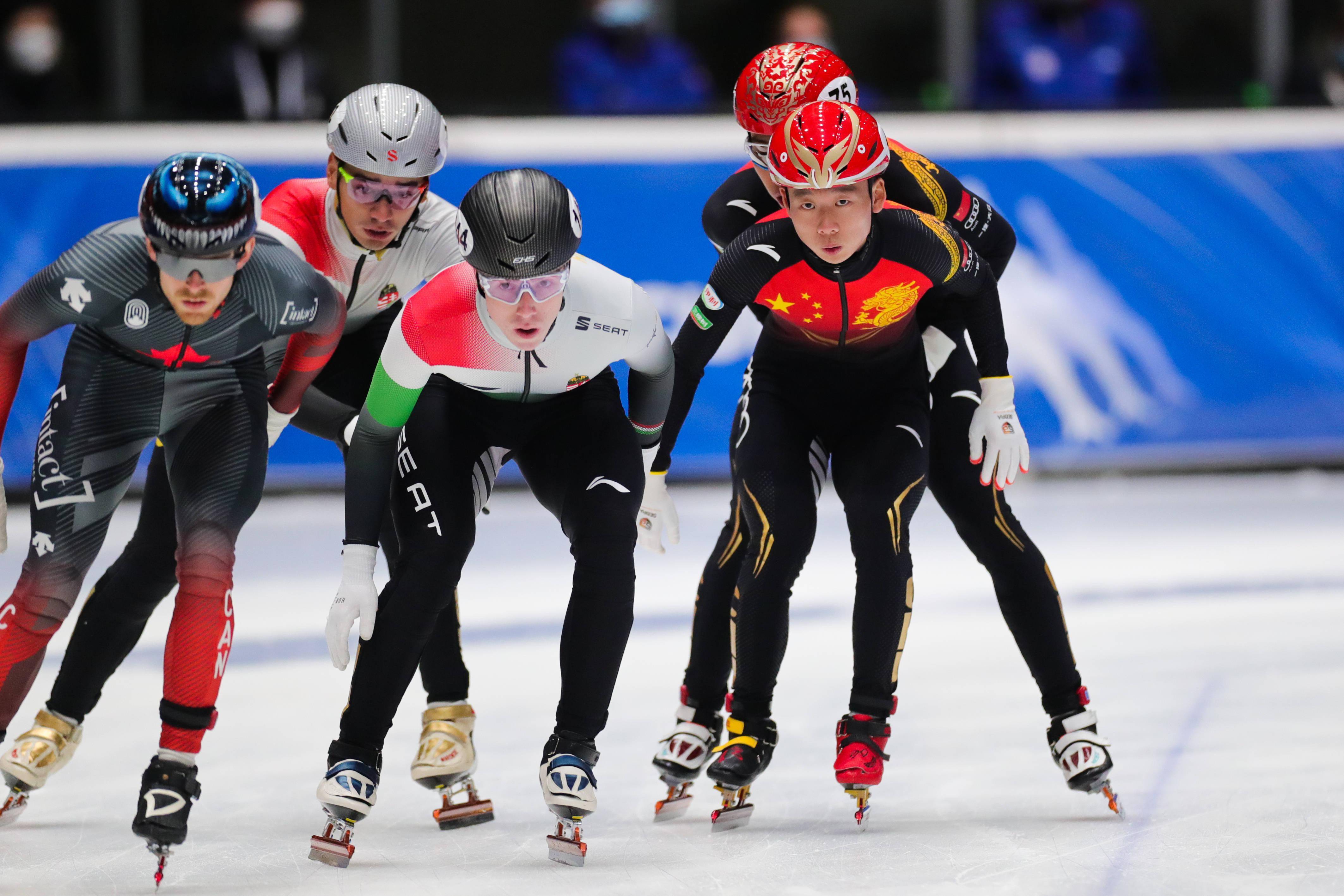 德国代表队在短道速滑比赛中斩获奖杯 德国代表队在短道速滑比赛中斩获奖杯