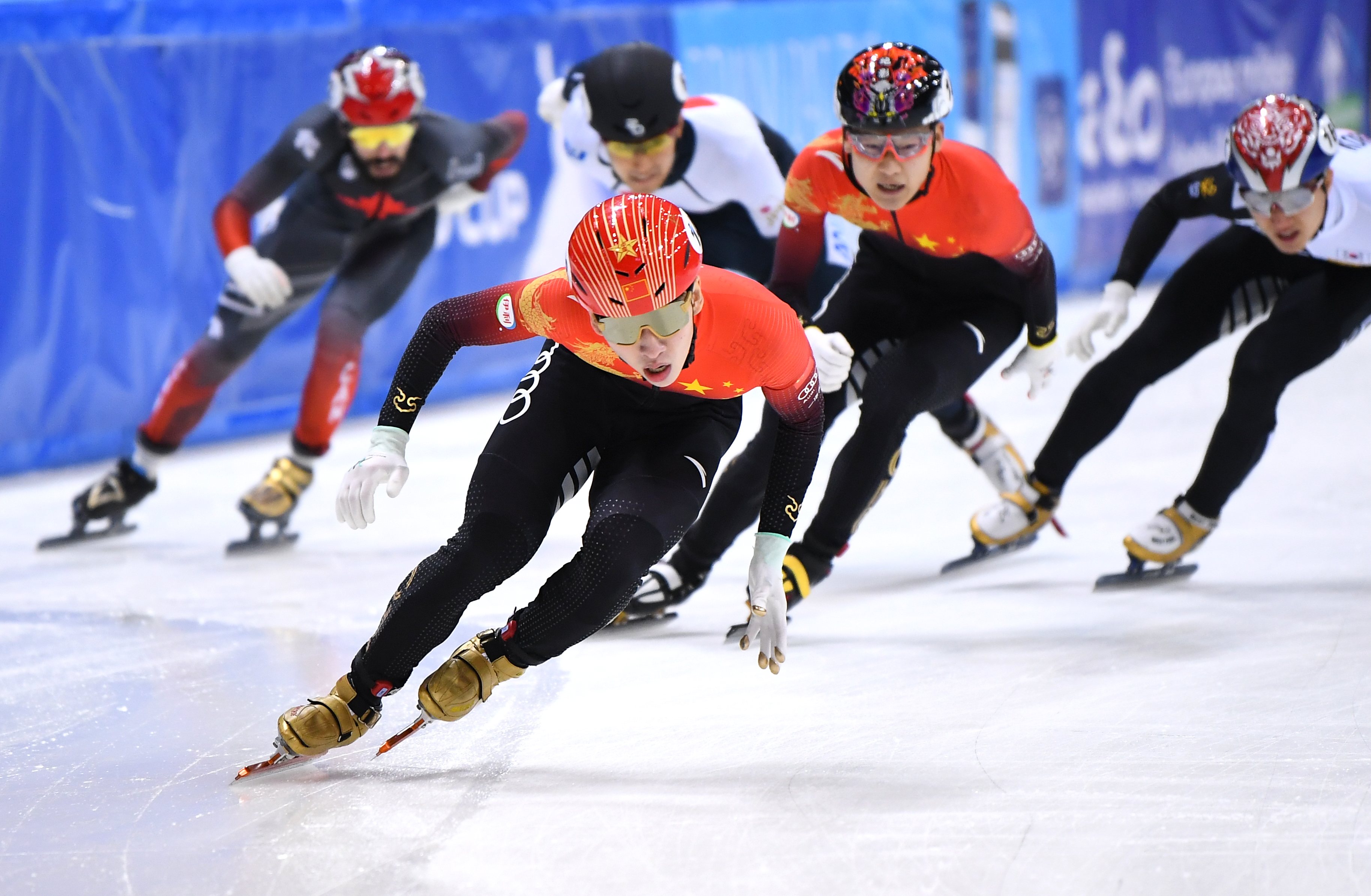 德国代表队在短道速滑比赛中斩获奖杯 德国代表队在短道速滑比赛中斩获奖杯