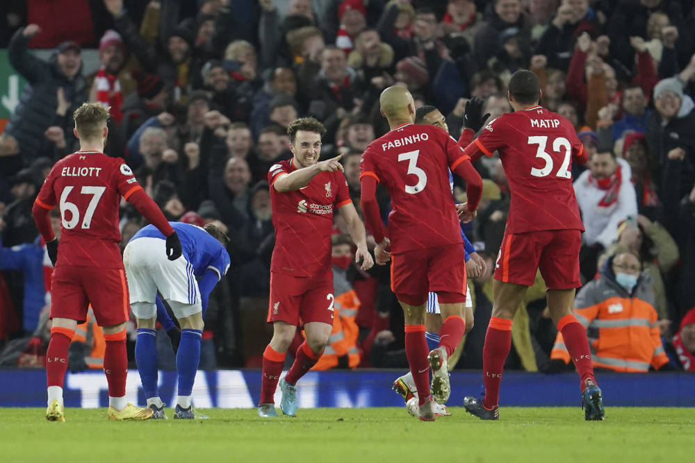 包含南安普顿主场失利滑落积分榜的词条