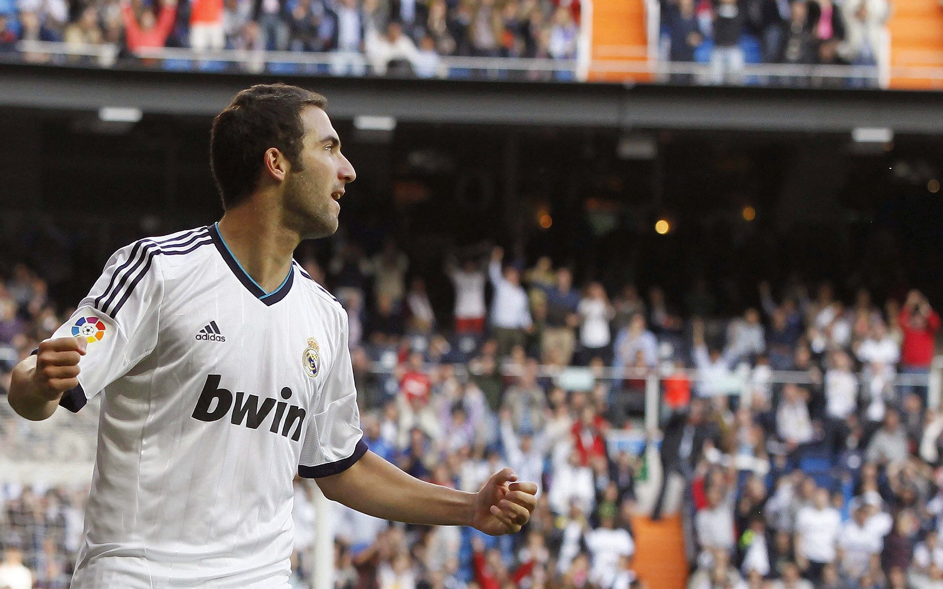 斯通斯一锤定音！曼城铁卫头球破局，英超争冠夜悬念提前终结